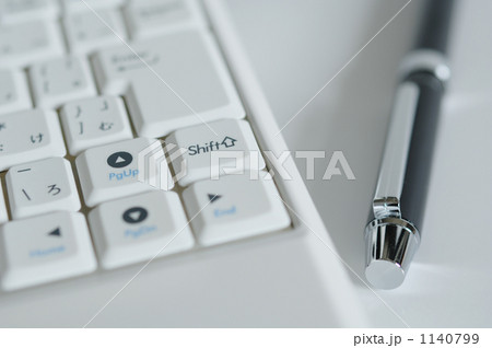 キーボードとペン 1140799