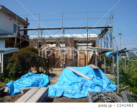 晴れの日の未完成な家 1141463