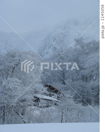 冬の山小屋 1145056