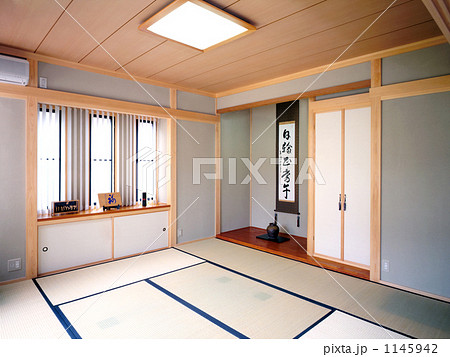 和風ブラインドから外光が入る明るい和室 1145942