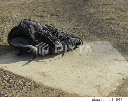 グローブとホームベースの写真素材