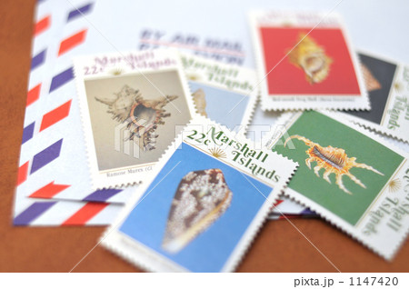 エアメールとマーシャル諸島の貝殻の切手。 1147420