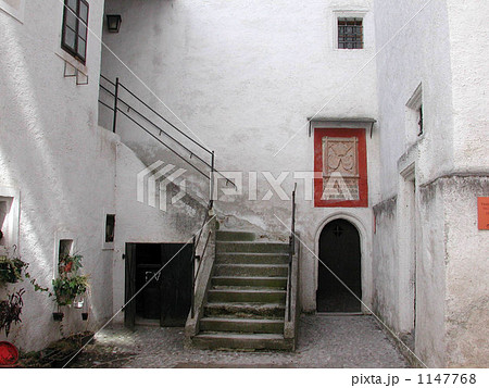 ヨーロッパ ウィーンの路地裏に入った民家の一角を撮影の写真素材