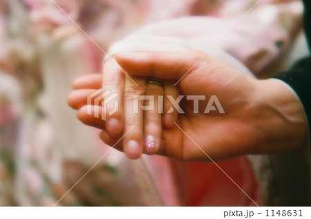 花嫁と母の手 1148631