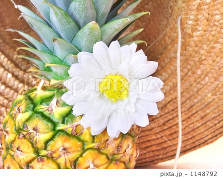パイナップルと一輪の花の写真素材