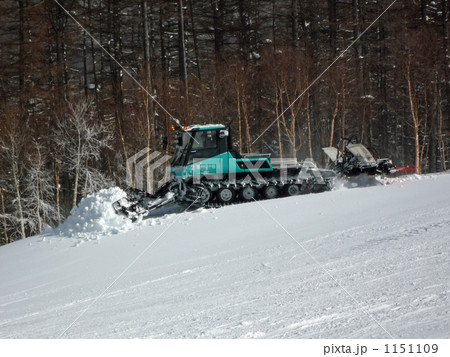 作業中の圧雪車 1151109