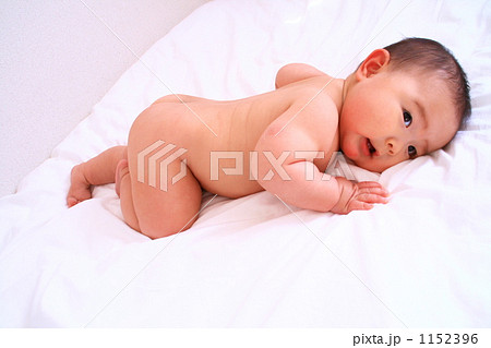 裸でうつ伏せになる赤ちゃん 1152396