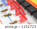 ブレッドボード上の電子部品 LED抵抗IC電子工作 ブレッドボード上の電子部品 LED抵抗IC電子工作 1152723
