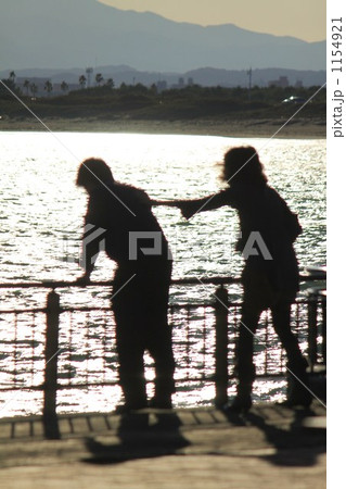海を見つめるカップル 1154921