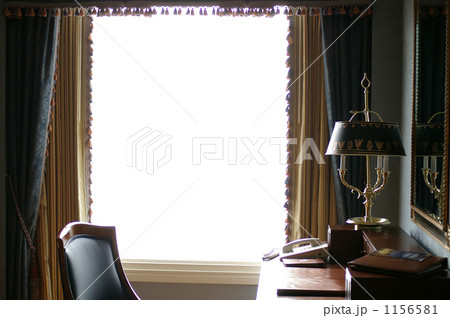 ここから見える窓に何を見ますか？　入れますか？ 1156581