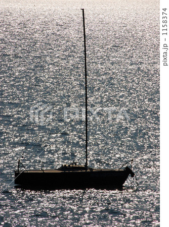 穏やかな波の上で 穏やかな波の上で 1158374