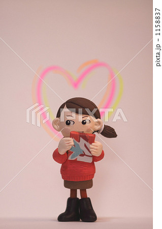 プレゼントする女の子⑮ 1158837