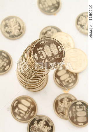 和紙の上の500円玉タテ 1160510