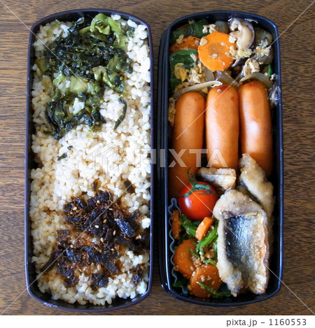 テーブルの上でお弁当の写真をぱちり。 テーブルの上でお弁当の写真をぱちり。 1160553