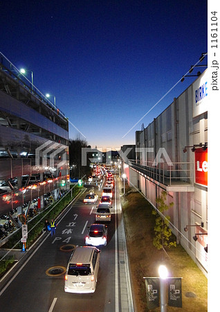 初売りで渋滞する、商業施設の駐車場 1161104