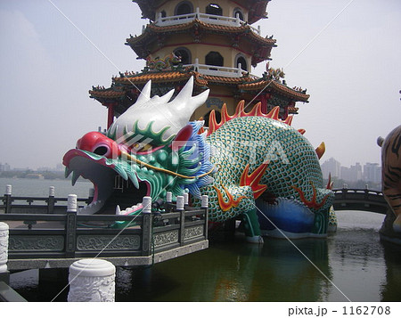 台湾高雄の蓮池潭の龍塔 1162708