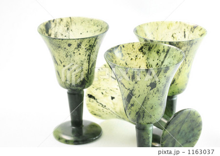 中国 甘粛省の伝統工芸 玉石の酒器「夜光杯」緑色グラス（白背景） 1163037