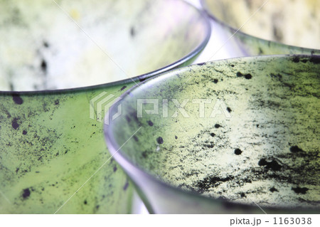 中国 甘粛省の伝統工芸 玉石の酒器「夜光杯」緑色グラス（白背景） 1163038