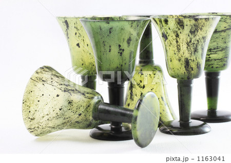 中国 甘粛省の伝統工芸 玉石の酒器「夜光杯」緑色グラス（白背景） 1163041