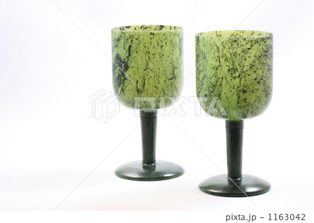 中国 甘粛省の伝統工芸 玉石の酒器「夜光杯」緑色グラス（白背景） 1163042