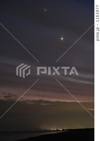 夕暮れの海と一番星 1163977