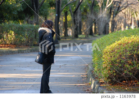 散歩道と女性 散歩道と女性 1163978