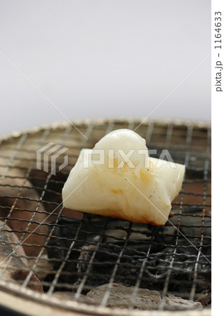 丸くふくらんだ焼きモチ 1164633