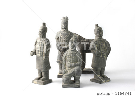 兵馬俑の兵士と馬の陶器フィギュアセット(白背景・スタジオ撮影) 兵馬俑の兵士と馬の陶器フィギュアセット(白背景・スタジオ撮影) 1164741