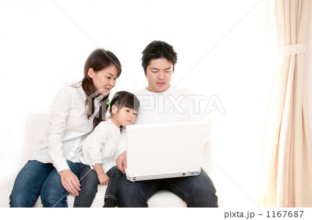 ノートパソコンを見る笑顔の家族 1167687