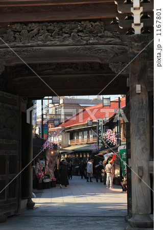 帝釈天境内から見た二天門越しの参道 1167801