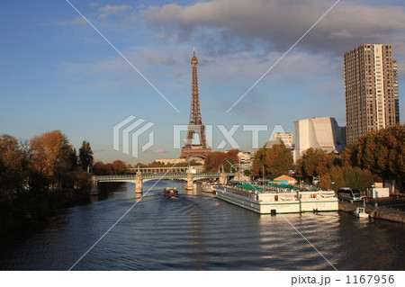 セーヌ川よりエッフェル塔を望む 1167956