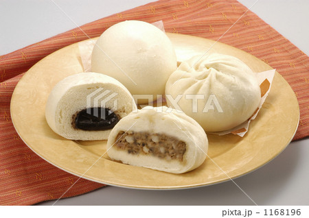 お皿にのったあんまんと肉まん 1168196