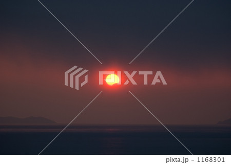 夕暮れの部分日食 1168301