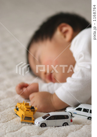 自動車と眠る赤ちゃん 1168764