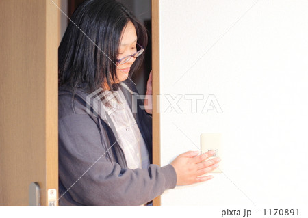 電気を消す女性の写真素材