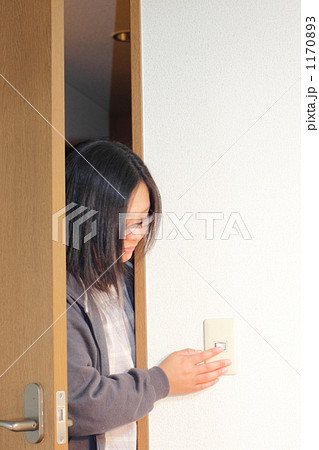 電気を消す女性 1170893
