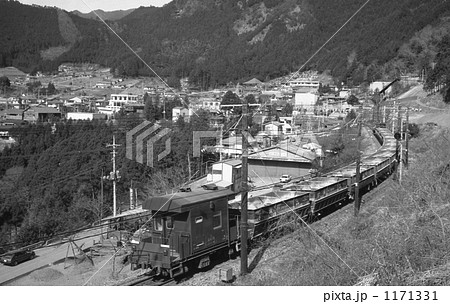 鉄道 国鉄・青梅線を行く貨物列車 昭和58年の写真素材 [1171331