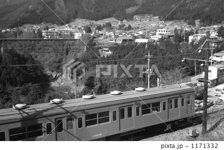 鉄道 国鉄・多摩川の渓谷に沿って走る青梅線 昭和58年の写真素材