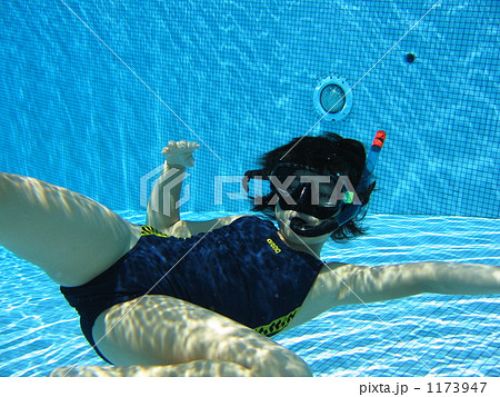 プールで泳ぐ少女 1173947