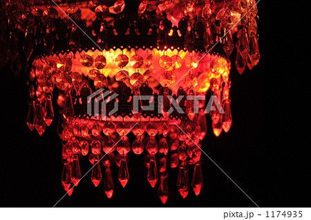 シャンデリア　赤い照明　ガラス　レッド　red　装飾　飾り　デザイン 1174935