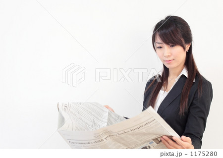 英字新聞を読む若い女性 英字新聞を読む若い女性 1175280