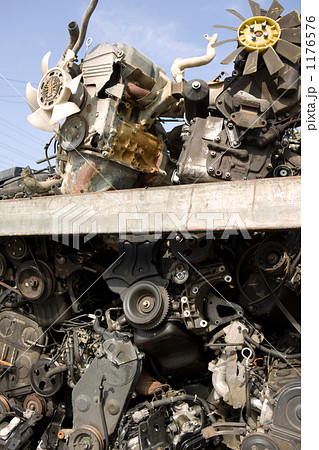 スクラップ工場の自動車部品 1176576