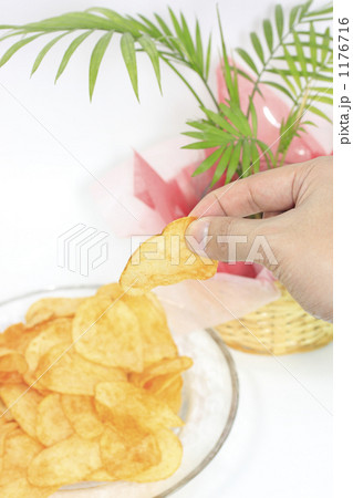 ポテトチップスと観葉植物 1176716
