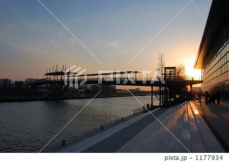 ドイツ ヴォルフスブルク ミッテルラント運河と夕日の写真素材