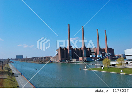 ドイツ　ヴォルフスブルク　ミッテルラント運河と火力発電所 1178037