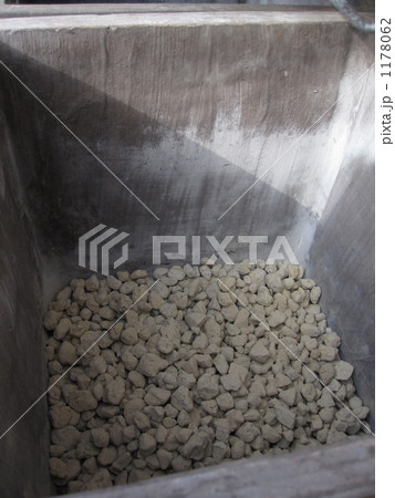 薔薇の植え替え準備で鉢底石を敷きます。 薔薇の植え替え準備で鉢底石を敷きます。 1178062