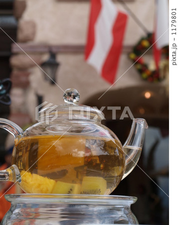 「レストラン前のティーポット」　カフェ　お茶　紅茶　フルーツティー 1179801