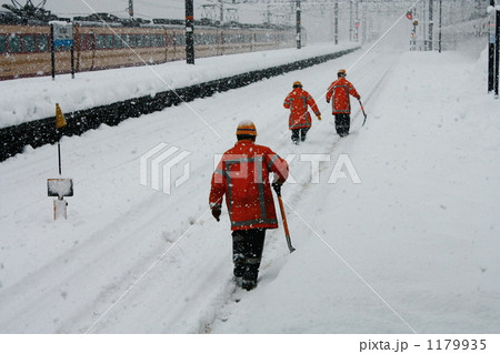 ポイント除雪作業へ向かう保線作業員 1179935