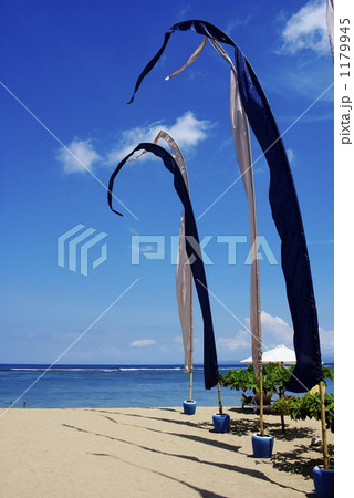 バリ島　サヌールのビーチにあるウングル(旗) 1179945