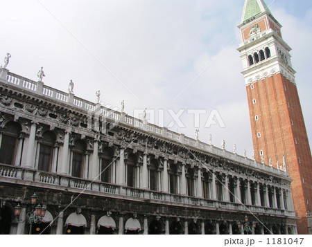 ベネチアのサンマルコ広場 1181047